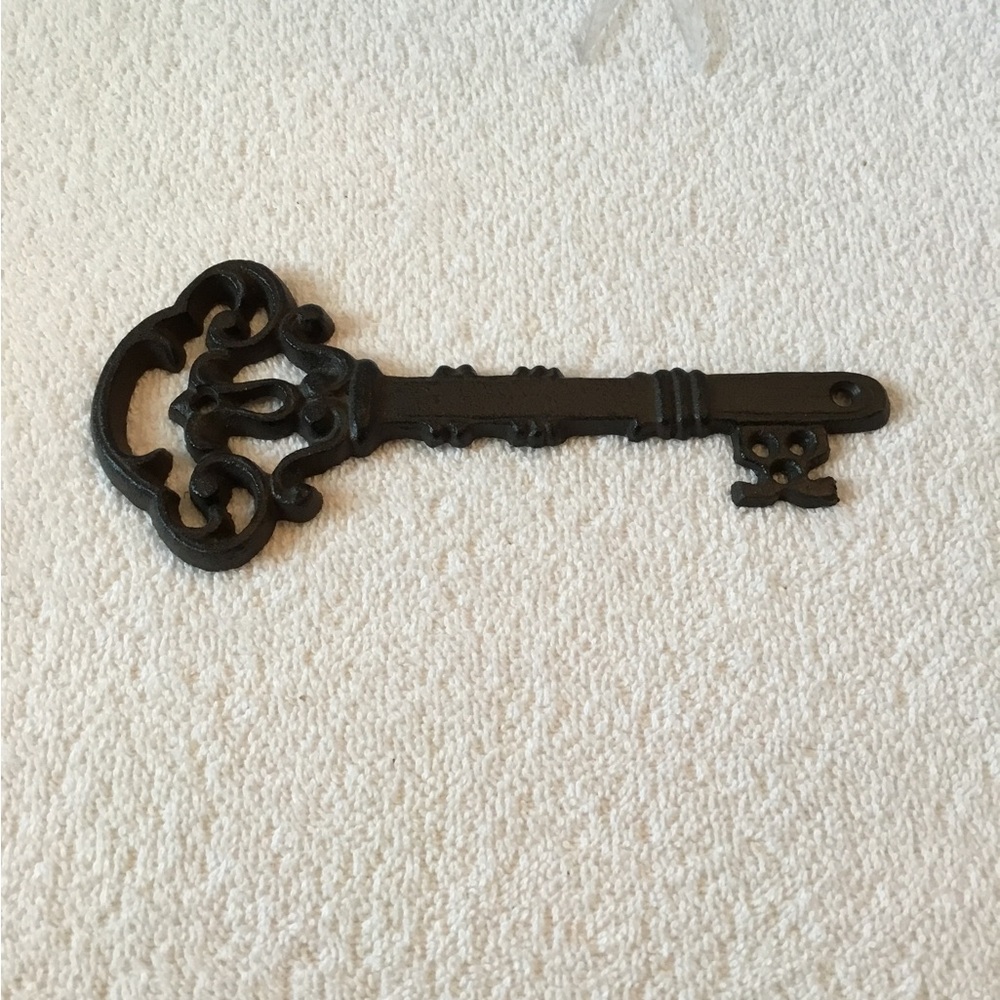 Decorative Cast Iron Skeleton Key Wall Hanger for Accent